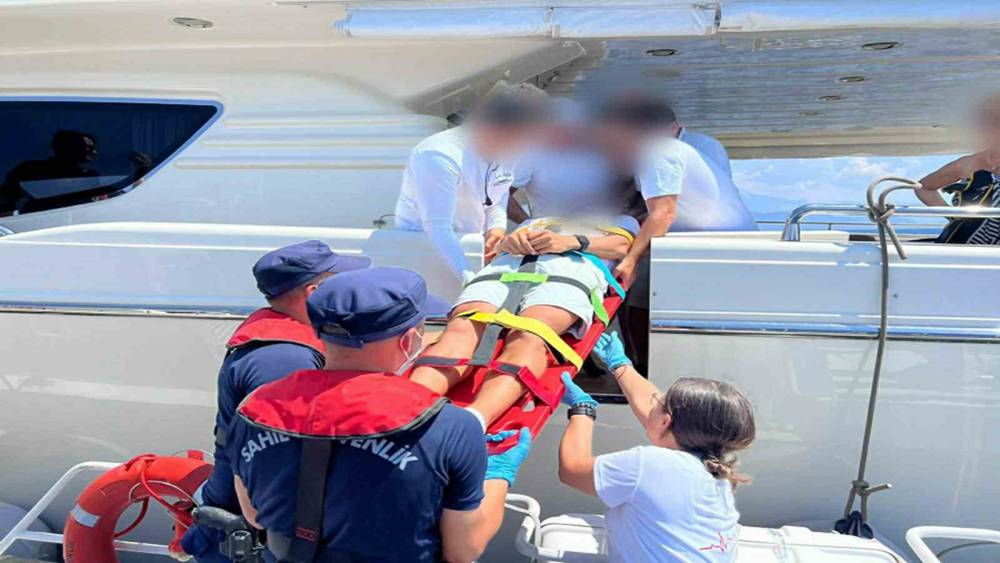 Fethiye&rsquo;de &ouml;zel teknede yaralanan vatandaşa tıbbi tahliye
