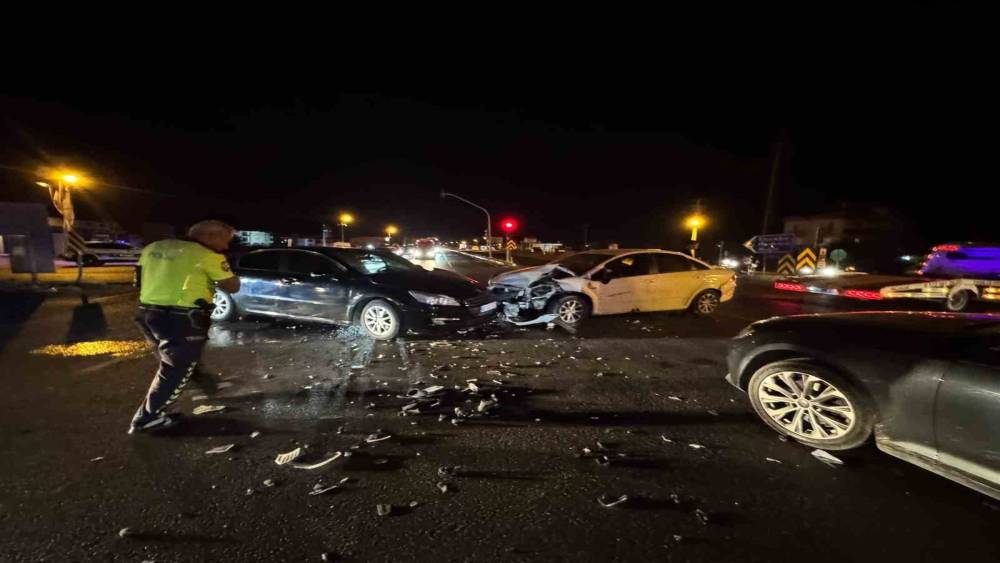 Milas&rsquo;taki kazada &uuml;&ccedil; ara&ccedil;ta maddi hasar oluştu
