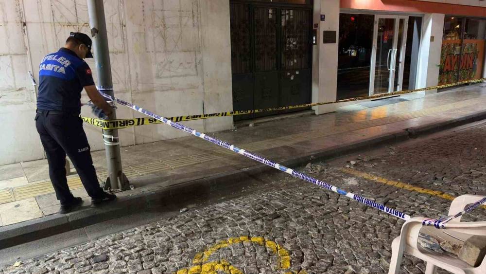 &Ccedil;atıdan kopan beton par&ccedil;aları korkuttu
