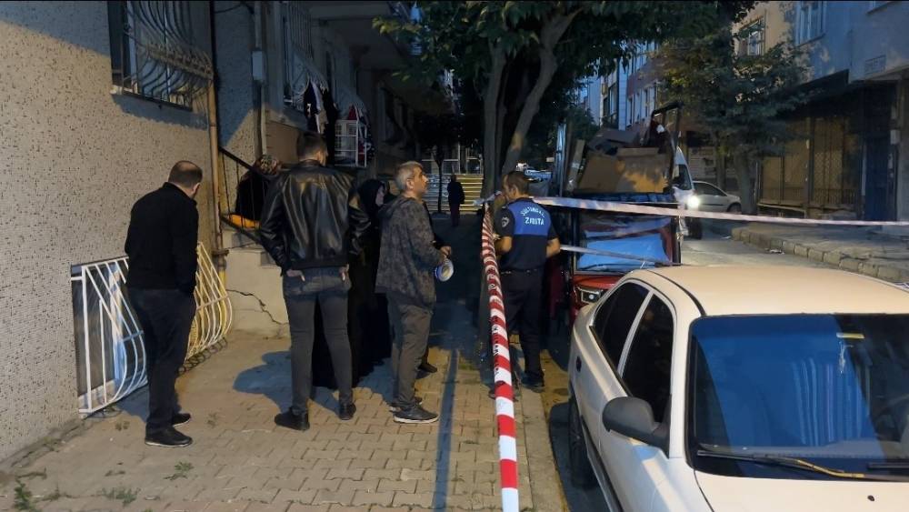 Sultangazi&rsquo;de duvarlarında &ccedil;atlaklar oluşan iki apartman tedbiren tahliye edildi
