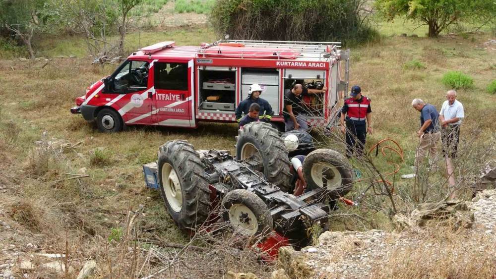 Devrilen trakt&ouml;r&uuml;n altında kalan edebiyat &ouml;ğretmeni hayatını kaybetti
