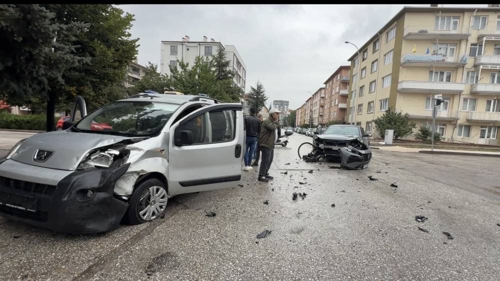Bir kişinin yaralandığı trafik kazası sonrası yaşanan gerginlik g&uuml;&ccedil;l&uuml;kle yatıştırıldı
