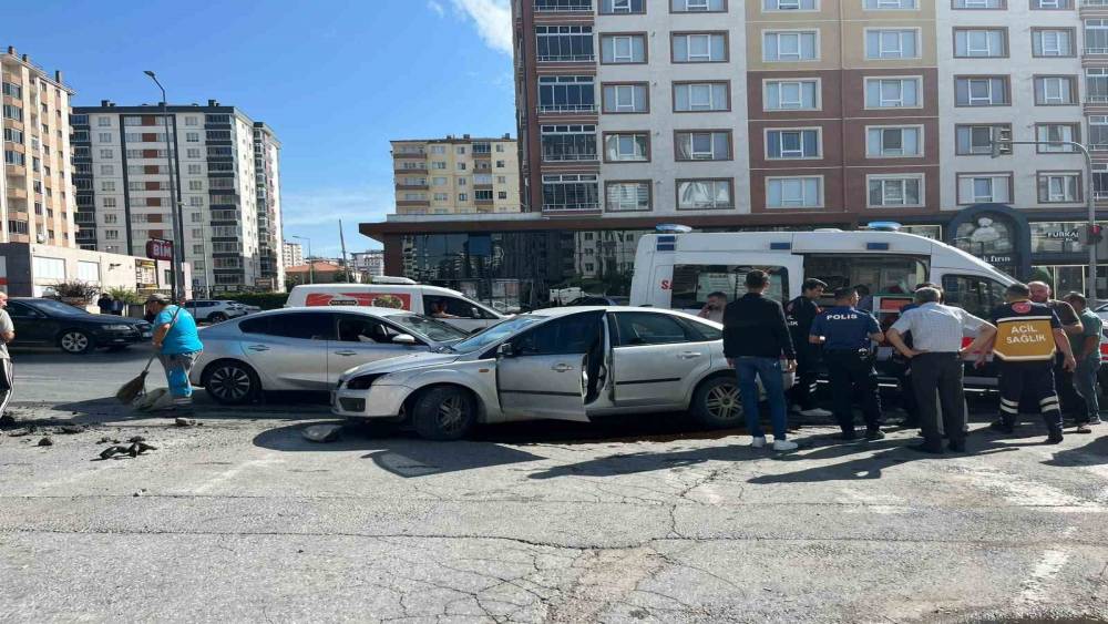 Otomobiller &ccedil;arpıştı: 2 yaralı
