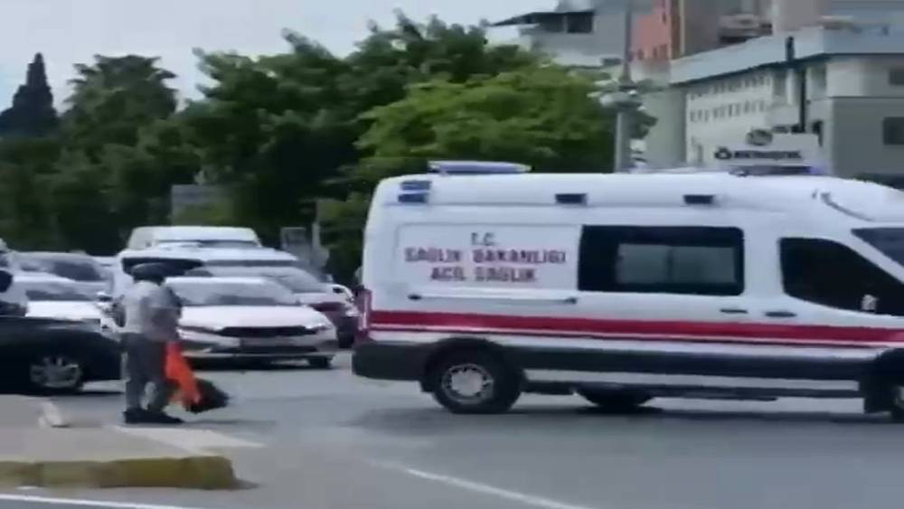 S&uuml;p&uuml;rgeyi bıraktı, &uuml;zerinden &ccedil;ıkardığı yeleğini can kurtarmak i&ccedil;in salladı
