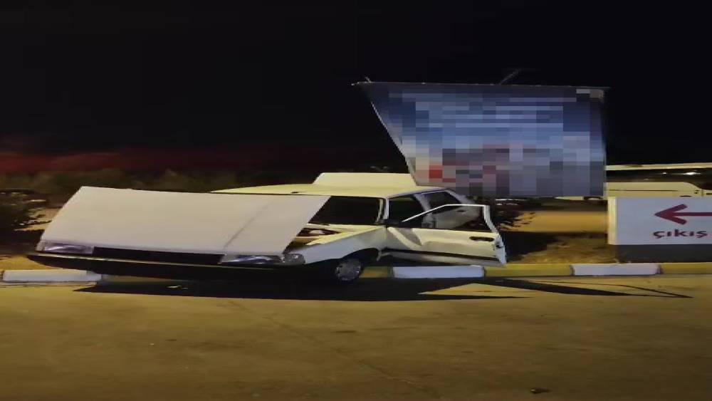 Yasak olmasına rağmen &rsquo;U&rsquo; d&ouml;n&uuml;ş&uuml; yapmak isteyen alkoll&uuml; s&uuml;r&uuml;c&uuml; kaza yaptı
