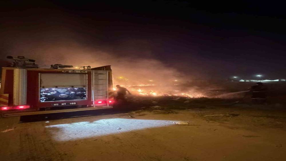 Van&rsquo;da &ouml;rt&uuml; &uuml;st&uuml; yangını
