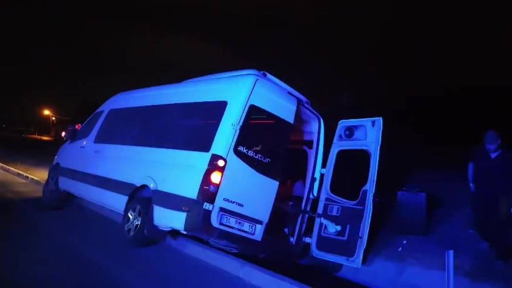 Yağmur suyu tahliye kanalına d&uuml;şen minib&uuml;steki turist yaralandı
