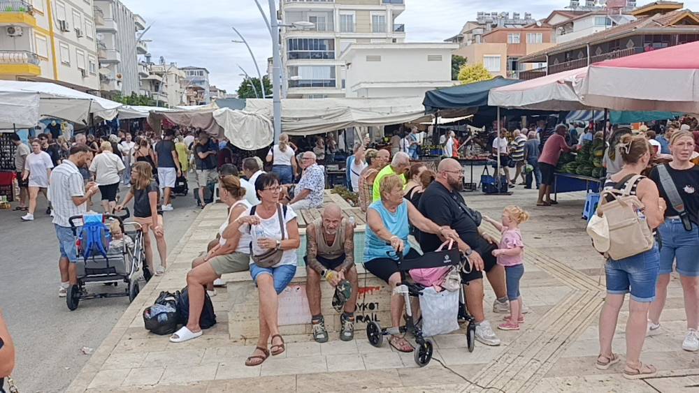 Manavgat semt pazarına turist akını esnafın y&uuml;z&uuml;n&uuml; g&uuml;ld&uuml;rd&uuml;
