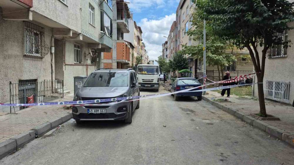 Sultangazi&rsquo;de duvarlarında &ccedil;atlaklar oluşan iki apartman havadan g&ouml;r&uuml;nt&uuml;lendi
