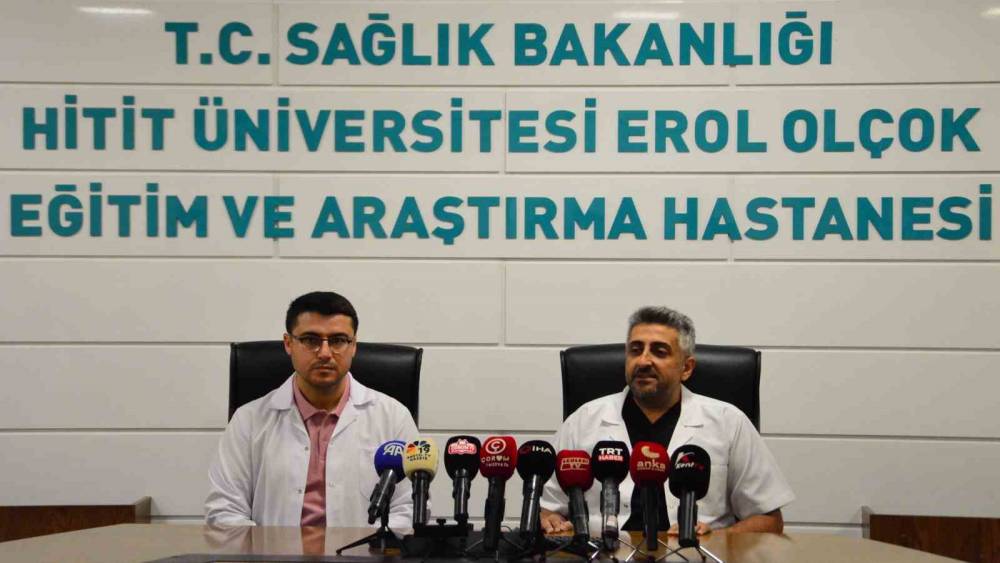 Vatandaşın boğazından &ccedil;ıkan canlı s&uuml;l&uuml;k doktorları bile şaşırttı: "İlk defa g&ouml;rd&uuml;m"
