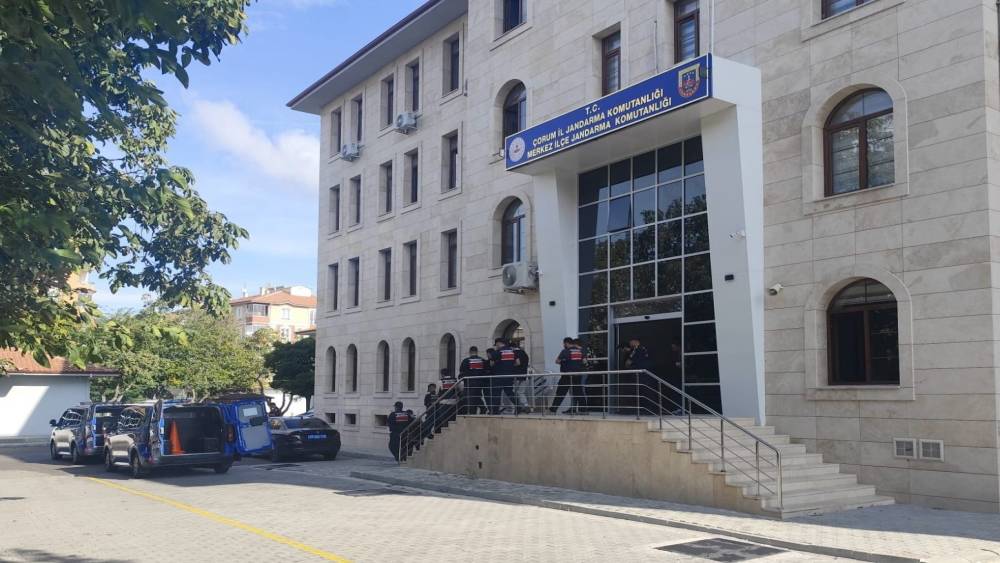 Sosyal medyada bomba yapımı i&ccedil;erikli paylaşımlar yapan ş&uuml;phelilere operasyon: 9 g&ouml;zaltı
