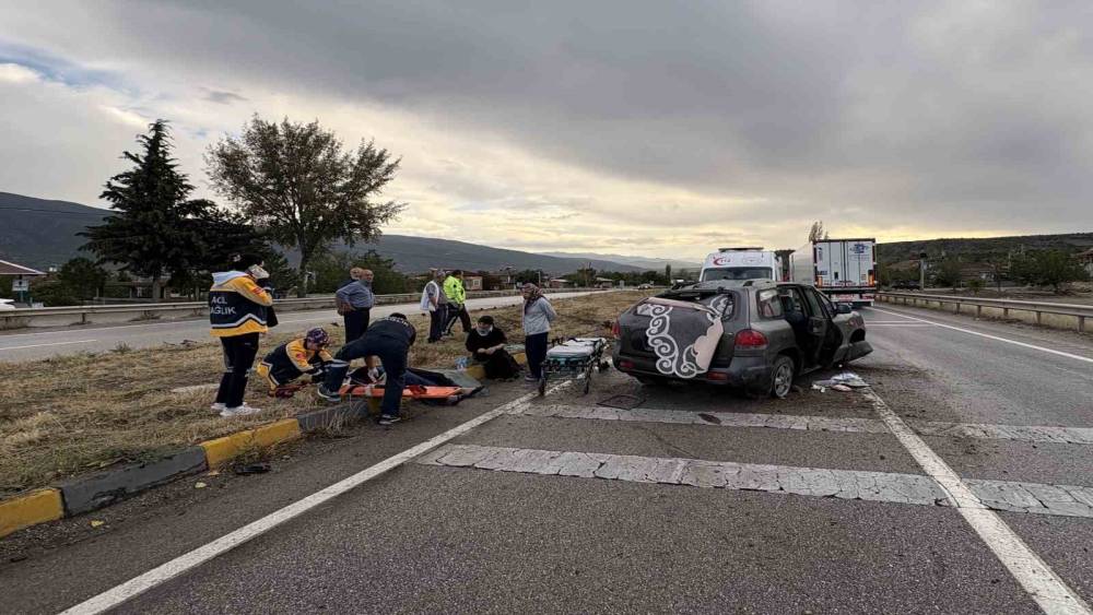 D100&rsquo;de otomobil ref&uuml;je &ccedil;arptı: 3 yaralı
