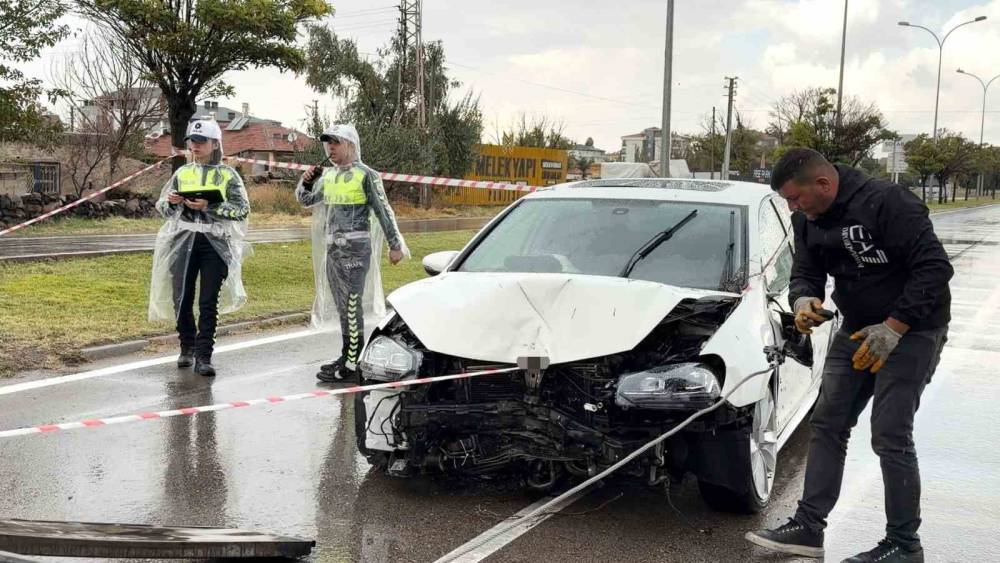 Kontrolden &ccedil;ıkan otomobil &ouml;nce direği sonra ağacı devirdi: 1 yaralı
