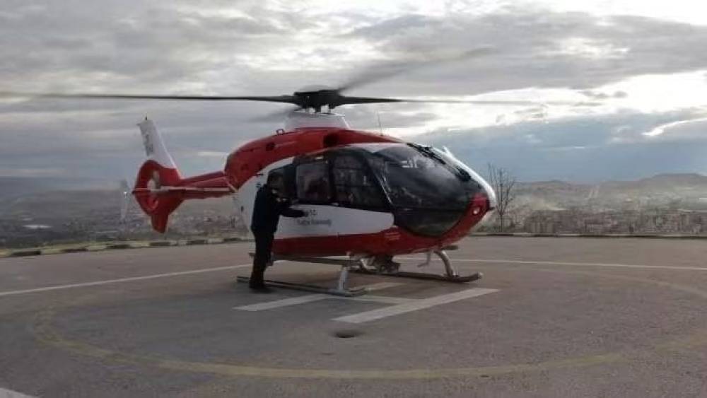 Kalp krizi ge&ccedil;iren vatandaş helikopter ambulansla Ankara Şehir Hastanesine sevk edildi

