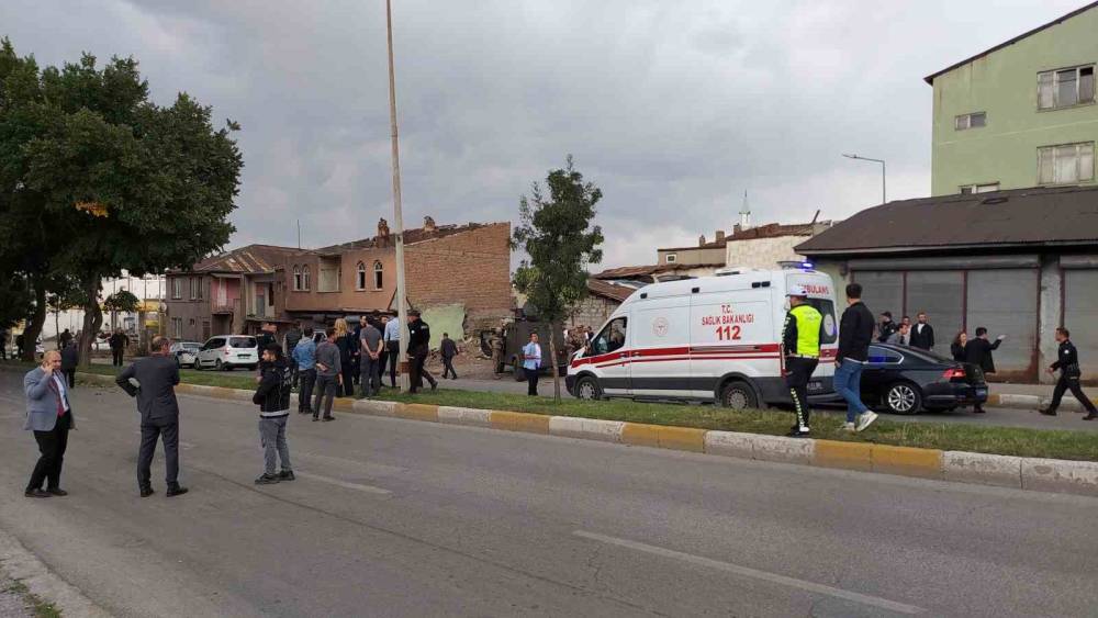 Erzurum&rsquo;da iki aile arasında silahla &ccedil;atışma: 1&rsquo;i polis 12 yaralı
