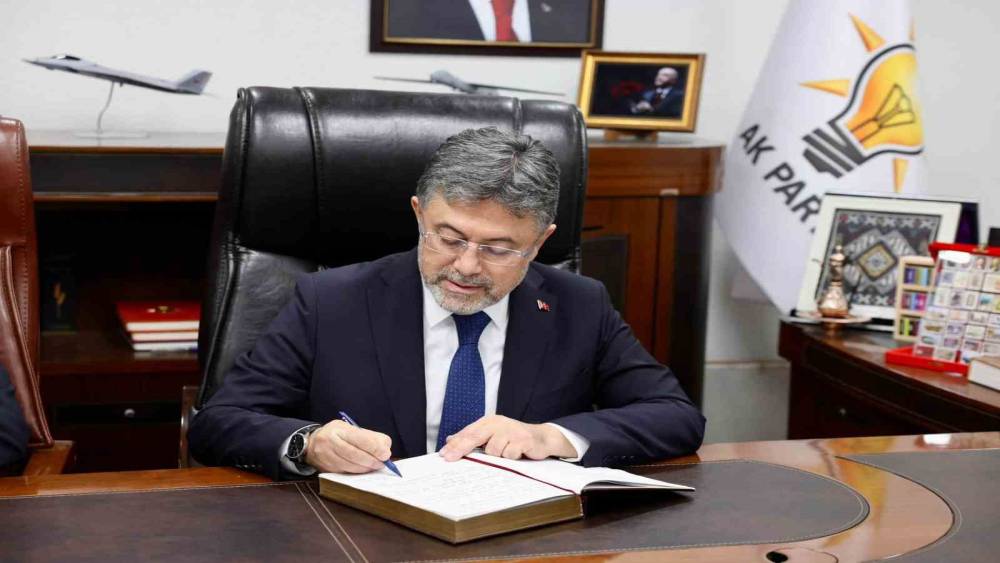 Bakan Yumaklı, AK Parti Erzincan İl Başkanlığında teşkilatla buluştu
