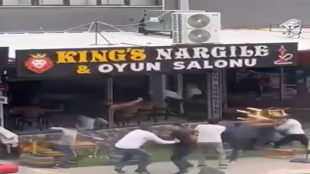 Oyun salonunda kavga: Sandalyeler havada u&ccedil;uştu, 1 kişi yaralandı
