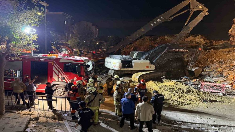 K&uuml;&ccedil;&uuml;k&ccedil;ekmece&rsquo;de, kentsel d&ouml;n&uuml;ş&uuml;m kapsamındaki bina akşam saatlerinden kendiliğinden &ccedil;&ouml;kt&uuml;. AFAD ve itfaiye ekipleri, &ccedil;&ouml;ken binada tedbir ama&ccedil;lı &ccedil;alışma başlattı.
