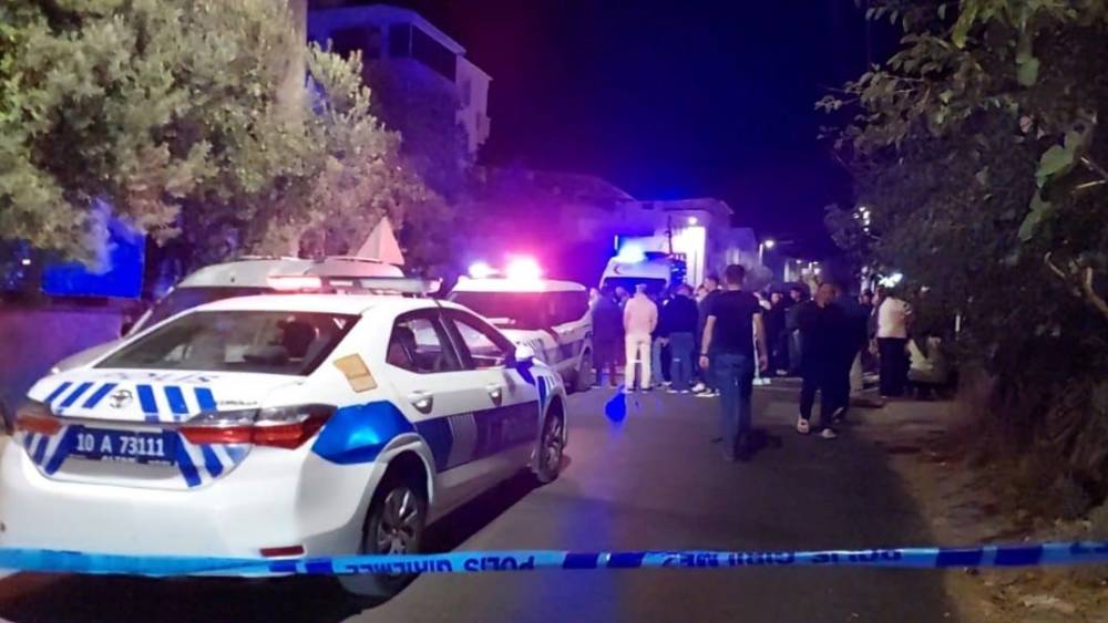 Camiden &ccedil;ıktı evine giderken silahlı saldırıda &ouml;ld&uuml;r&uuml;ld&uuml;
