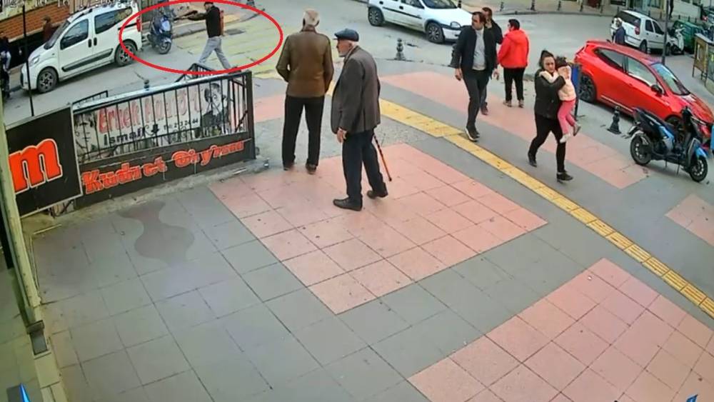 Sokak ortasında husumetlisine defalarca ateş etti
