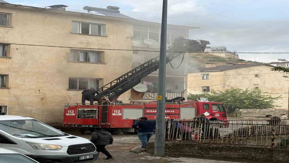 Hizan&rsquo;da ev yangını b&uuml;y&uuml;meden s&ouml;nd&uuml;r&uuml;ld&uuml;
