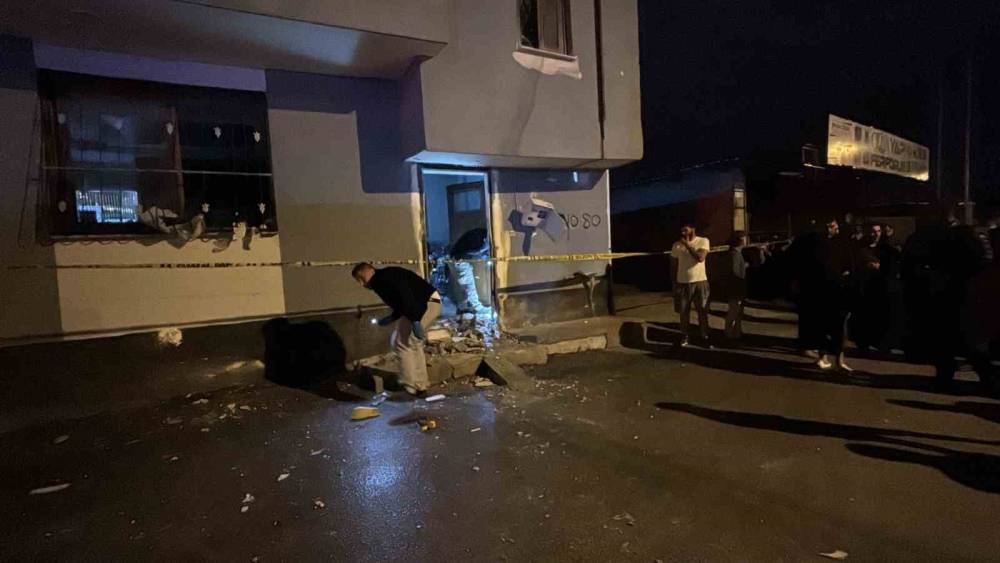 Adana&rsquo;da 2&rsquo;si &ccedil;ocuk, 5 kişinin bulunduğu eve el yapımı patlayıcı attılar
