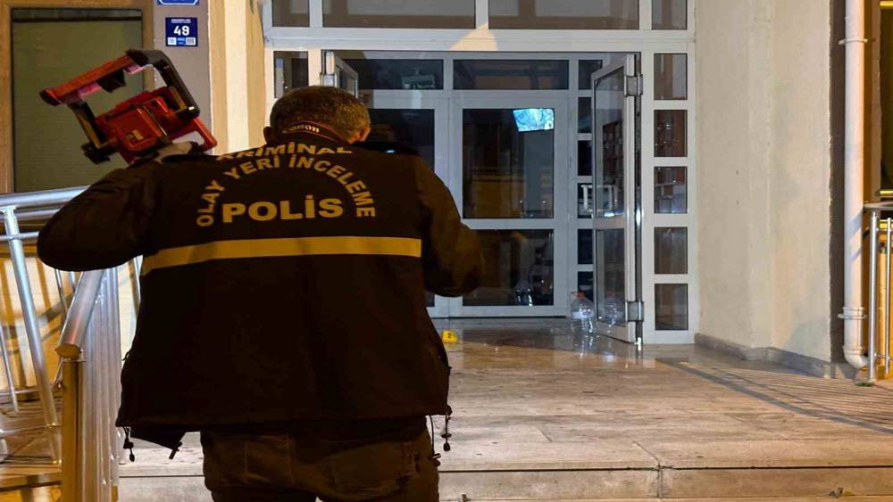 Kayseri&rsquo;de binanın girişinde &ccedil;ıkan bı&ccedil;aklı kavgada 2 kişi yaralandı
