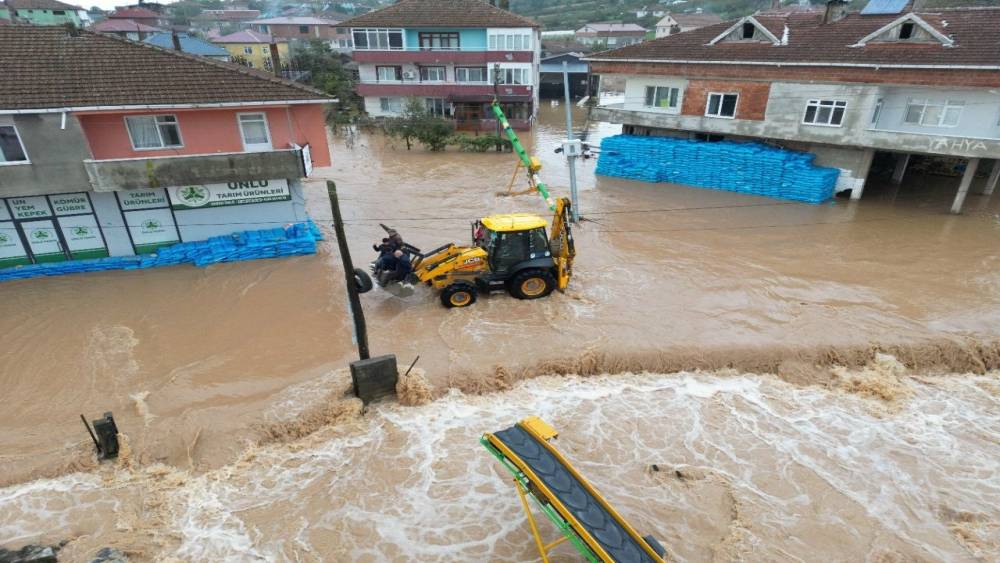 Sel Karasu&rsquo;da mahalleyi yuttu: Sular 50 santimetreye ulaştı
