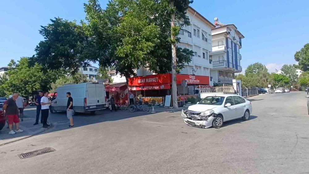 Aynı kavşakta yaşanan onlarca kaza mahalle sakinlerini isyan ettirdi
