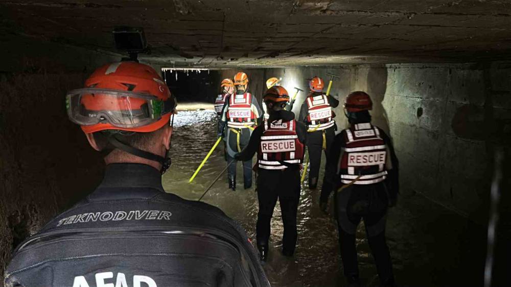 Ayazağa&rsquo;da kaybolan 3 kişiyi arama &ccedil;alışmaları s&uuml;r&uuml;yor: Ekipler kanal ve dere yataklarında aradı
