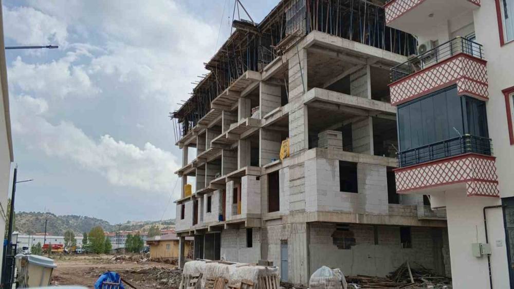 İnşaattan d&uuml;şen iş&ccedil;i ağır yaralandı
