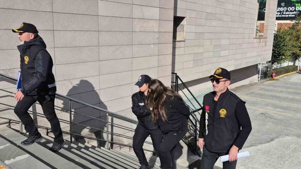 Evinde misafiri olan şahsın bı&ccedil;akla &ouml;l&uuml;m&uuml;ne ilişkin g&ouml;zaltına alınan kadın adliyeye sevk edildi
