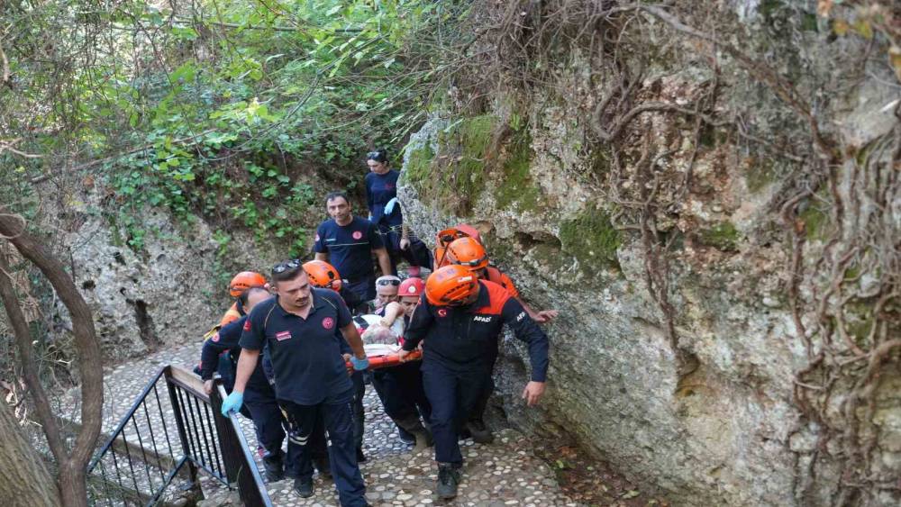 Şelaleyi gezerken 6 metrelik yama&ccedil;tan d&uuml;ş&uuml;p mahsur kaldı, ekipler tarafından kurtarıldı
