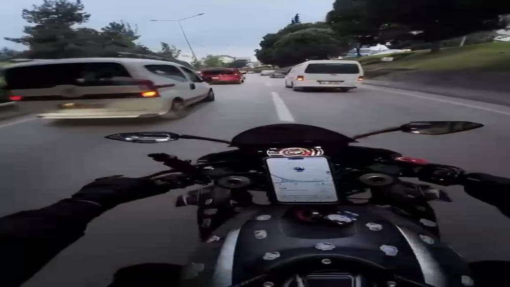 Bursa&rsquo;da motosikletlinin ka&ccedil;ış manevrası kazayla sonu&ccedil;landı
