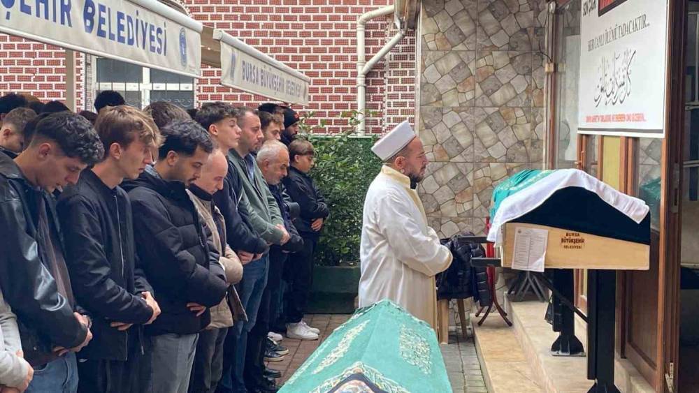 18 yaşındaki gen&ccedil; g&ouml;zyaşları arasında toprağa verildi
