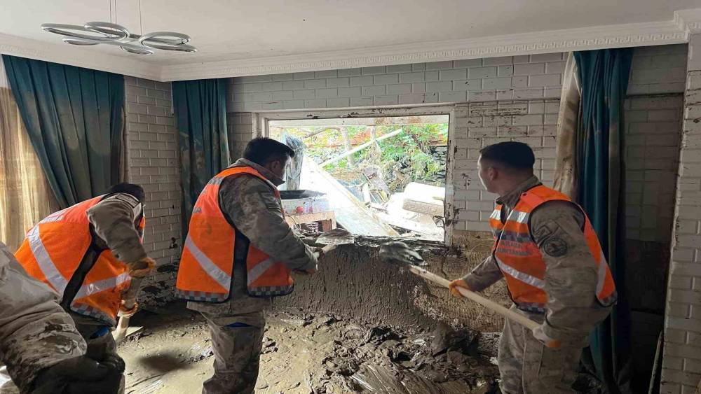 İstanbul&rsquo;daki sel sonrası jandarma ekipleri 8 ev, 17 depo ve su kanalını temizledi
