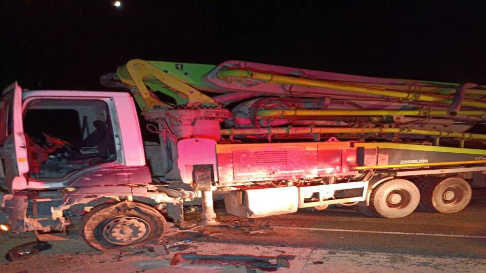 Malatya&rsquo;da beton mikseri ile &ccedil;arpışan ara&ccedil; devrildi: 2 yaralı
