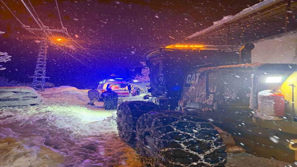 Bitlis&rsquo;te rahatsızlanan vatandaş zorlu şartlarda hastaneye ulaştırıldı
