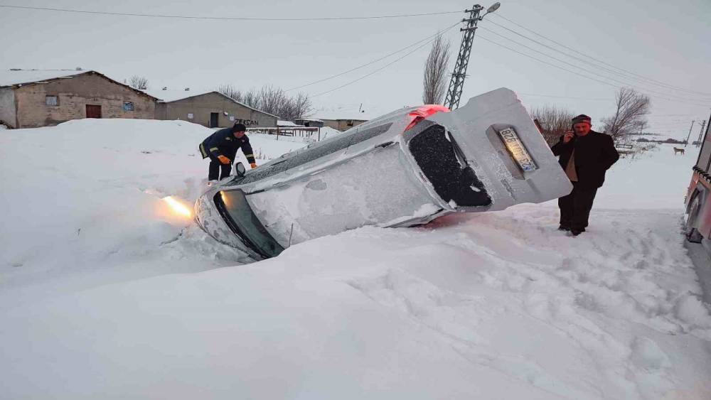 Elazığ&rsquo;da karda kayan hafif ticari ara&ccedil; devrildi: 2 yaralı
