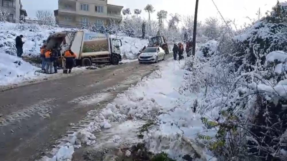 Karlı yolda &ccedil;&ouml;p kamyonu geriye kaydı, iş&ccedil;i yaralandı

