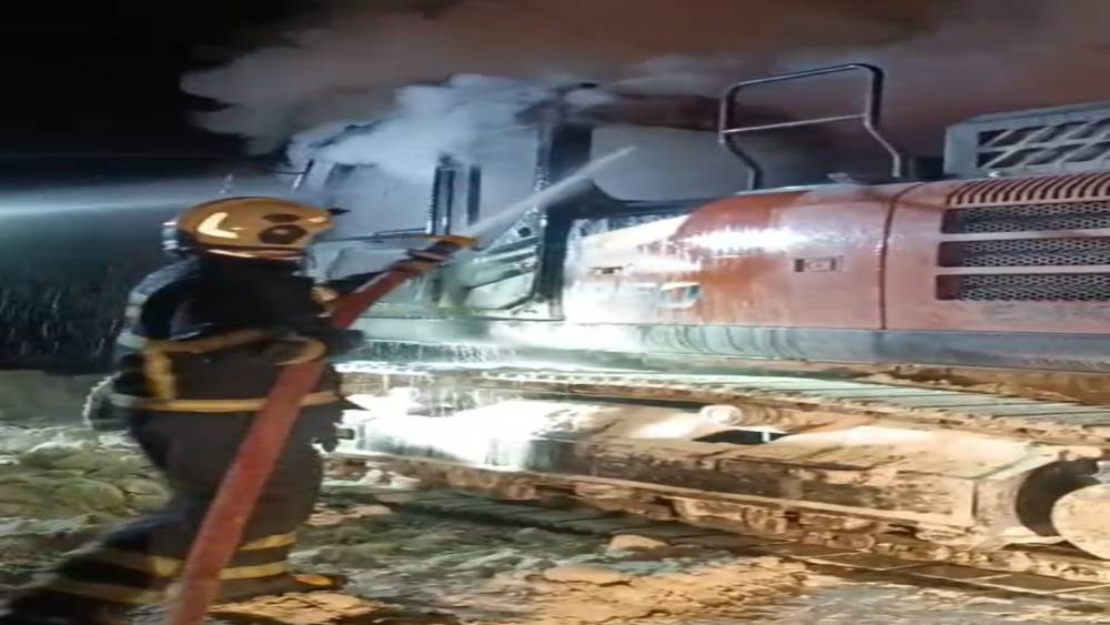 Batman&rsquo;da iş makinesi yandı
