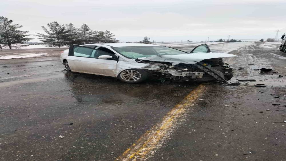 Tır ile otomobil &ccedil;arpıştı: 2 yaralı
