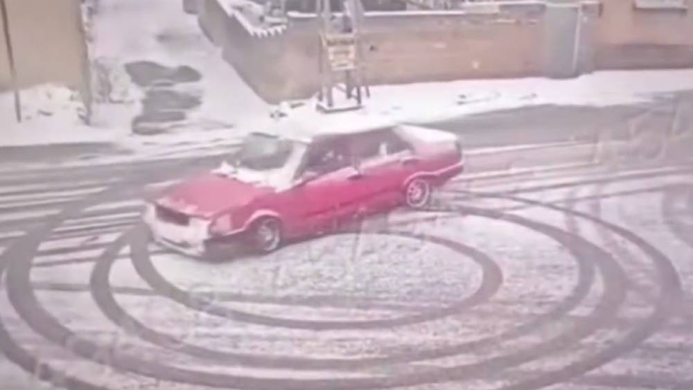 Gaziantep&rsquo;te drift yaparak tehlike sa&ccedil;an s&uuml;r&uuml;c&uuml; ve ara&ccedil; sahibine ceza
