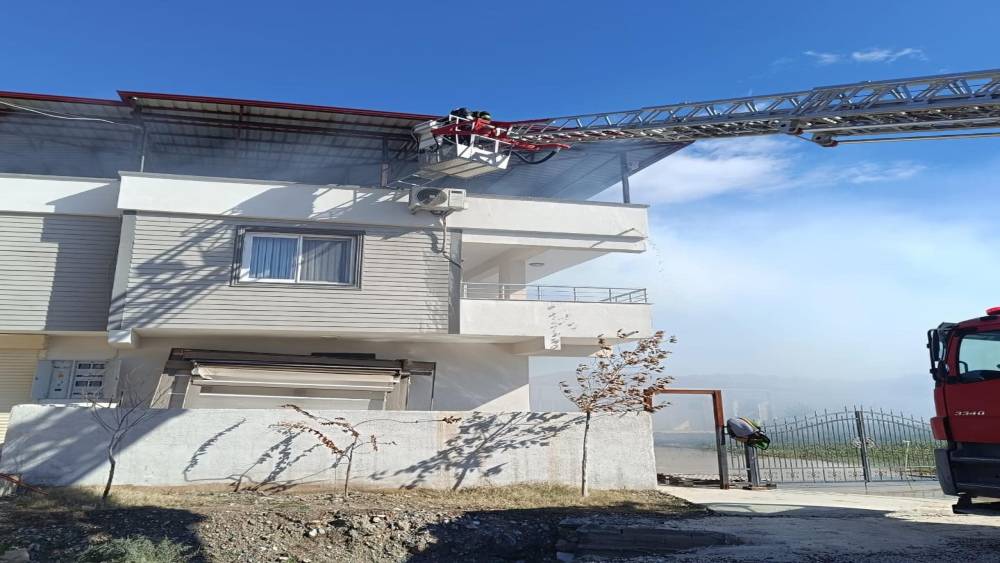 Kırıkhan&rsquo;da &ccedil;atı yangını
