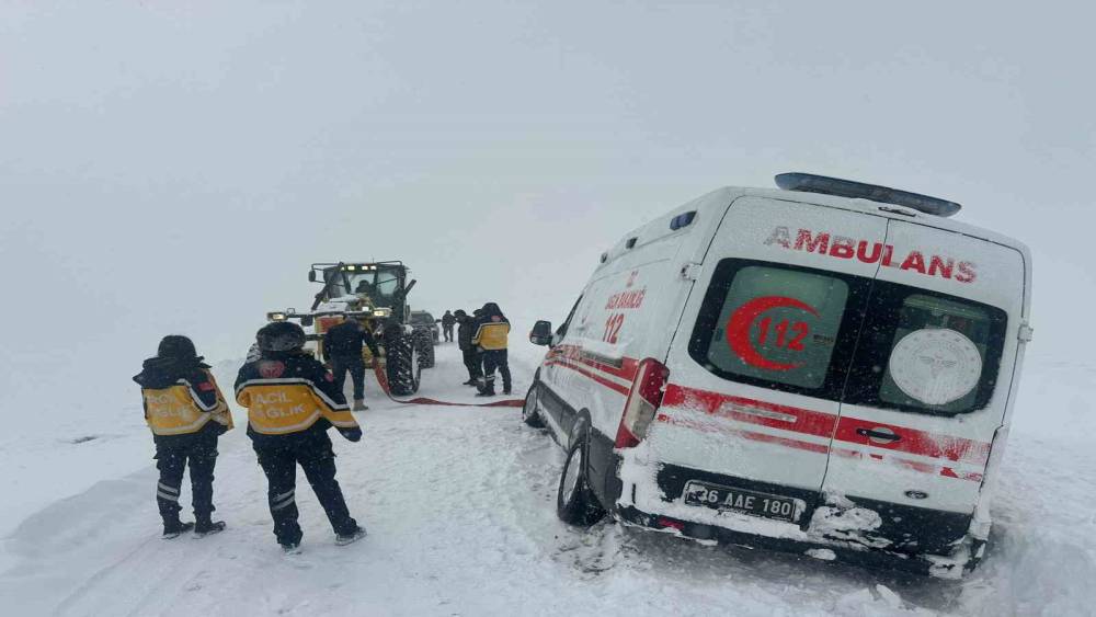 Kars&rsquo;ta kar esareti: Karda mahsur kalan ambulansların imdadına &ouml;zel idare yetişti
