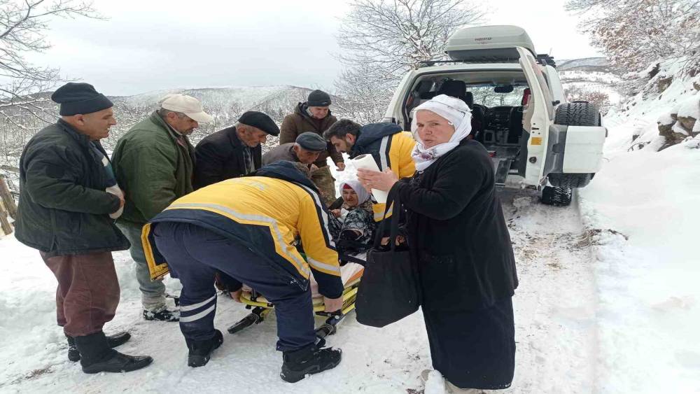 Erbaa&rsquo;da mahsur kalan yaşlı hasta i&ccedil;in ekipler seferber oldu
