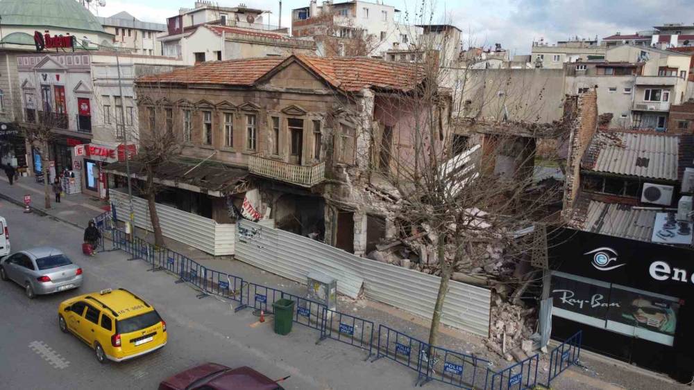 Edremit&rsquo;in tarihi sembol binalarından biri kısmen &ccedil;&ouml;kt&uuml;
