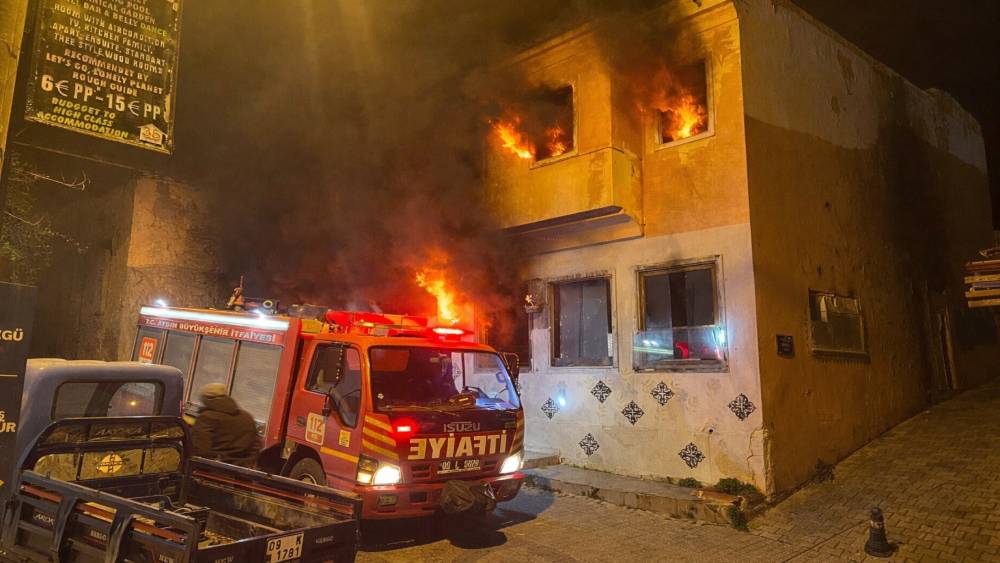 Kuşadası&rsquo;nda metruk binada korkutan yangın
