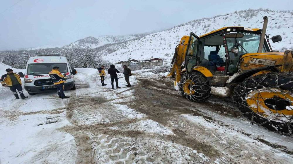 Siirt&rsquo;te kar nedeniyle mahsur kalan hastalar hastaneye ulaştırıldı

