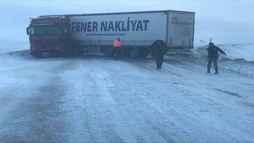 Karda kayan tır yolu ulaşımı kapattı
